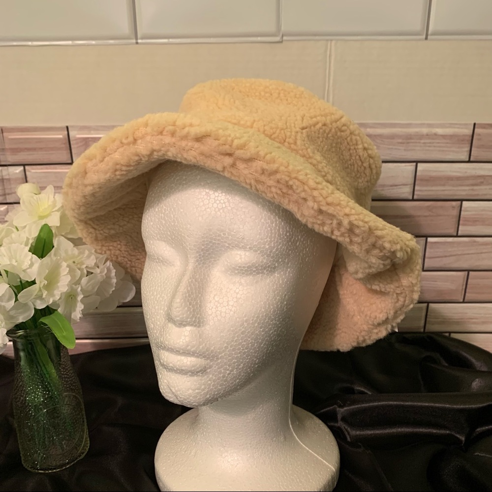 kensie NWT Sherpa Style Hat w/2.5” Brim Pale/Lt. Pink Elastic OS